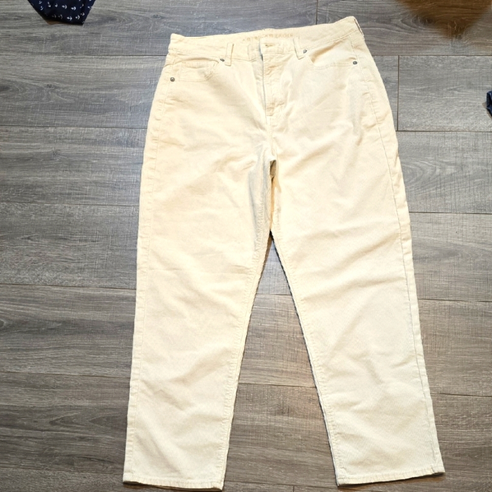 American Eagle Outfitters High Rise Jeans in Cream. Regular Fit. StretchSize 14